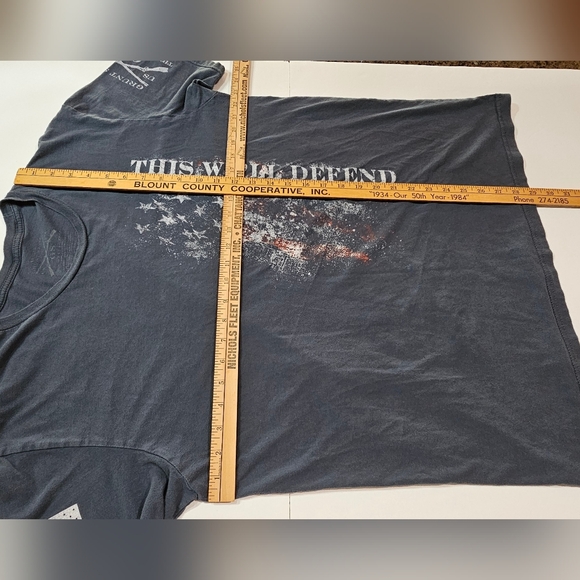 Distressed American Flag This We'll Defend Adult XL Blue Grunt Style Tshirt EUC - Picture 4 of 6